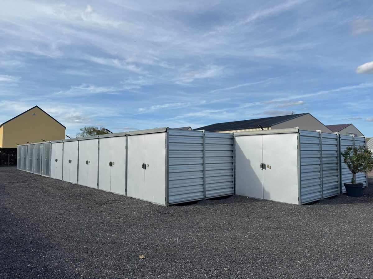 Rangée de containers de stockage extérieurs à Argences